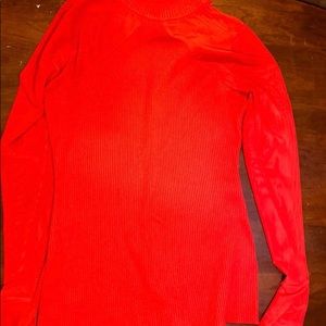 Blusa color ropa mangas larga con tela clarita  y cuello de tortuga